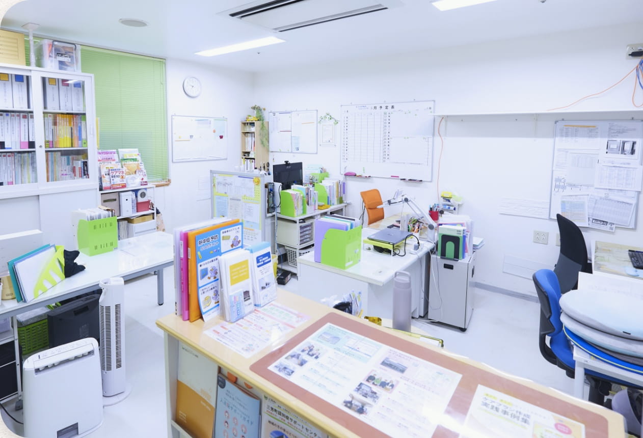 資料や事務機器が並ぶ地域包括支援センターの事務所