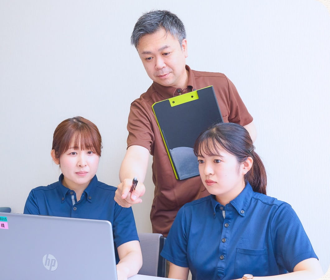 研修資料を手に説明を受ける職員の様子