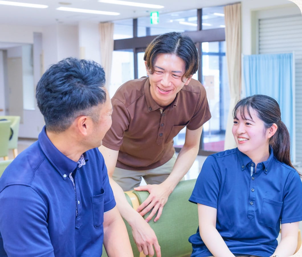事務所で書類を見ながら相談し合う職員たち