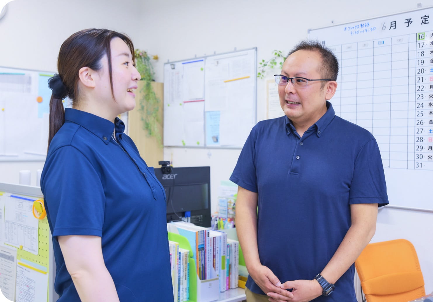申送り内容を聴取し情報収集を行う様子