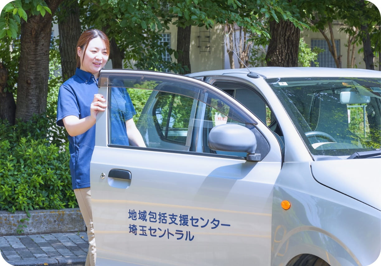 自宅訪問へ向かうため公用車に乗り込むスタッフ
