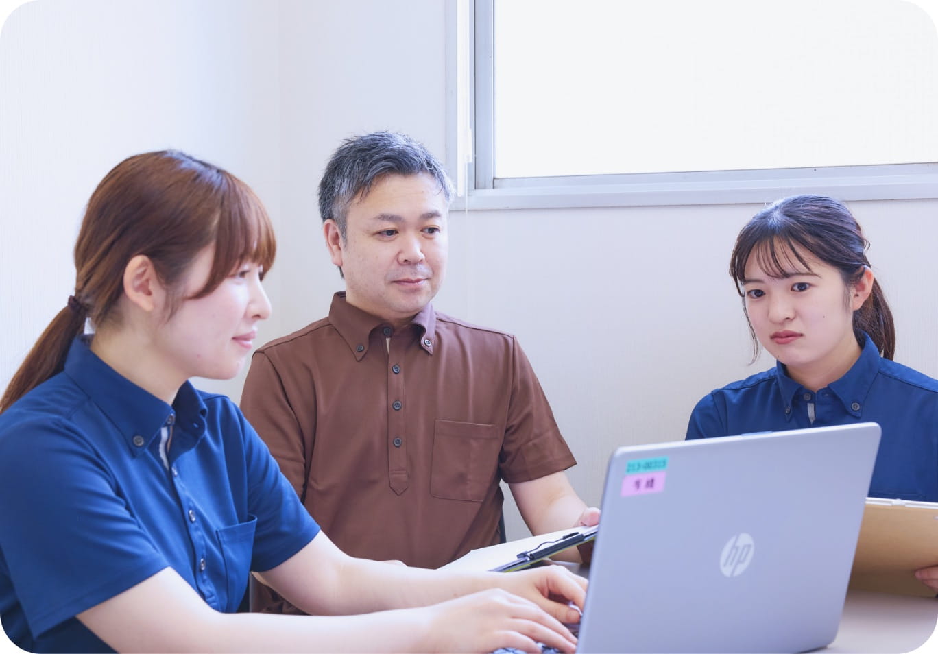 支援経過記録やケアプランの書類を作成する様子