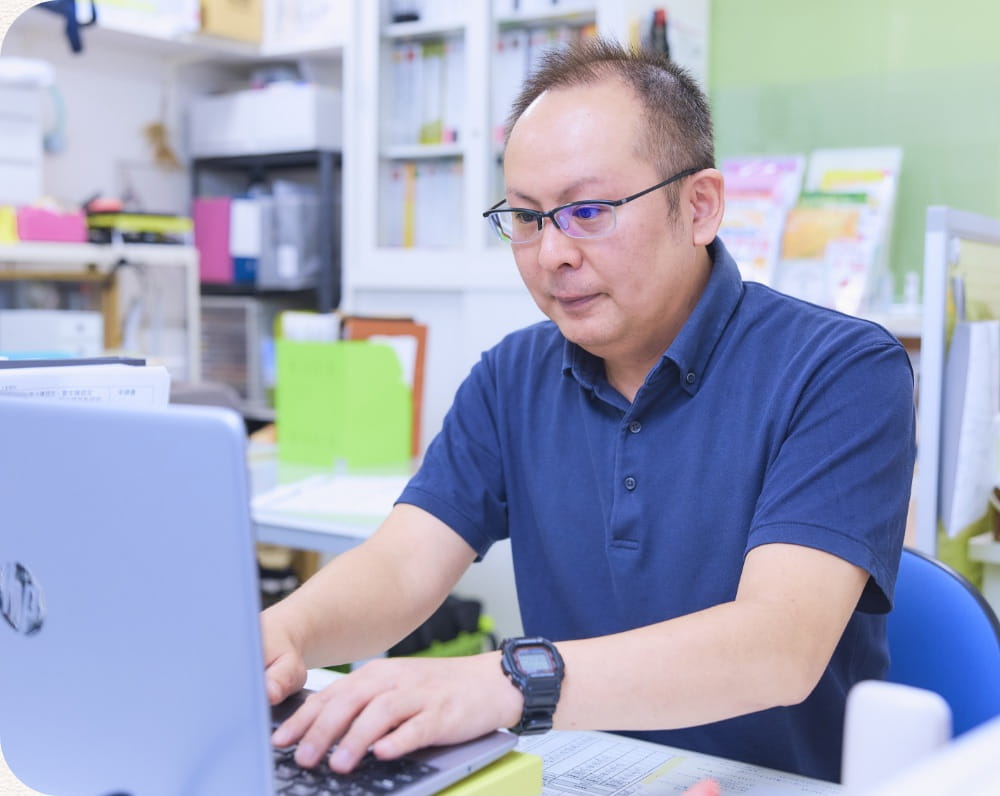 パソコンで施設サービス計画書を作成する施設ケアマネジャー