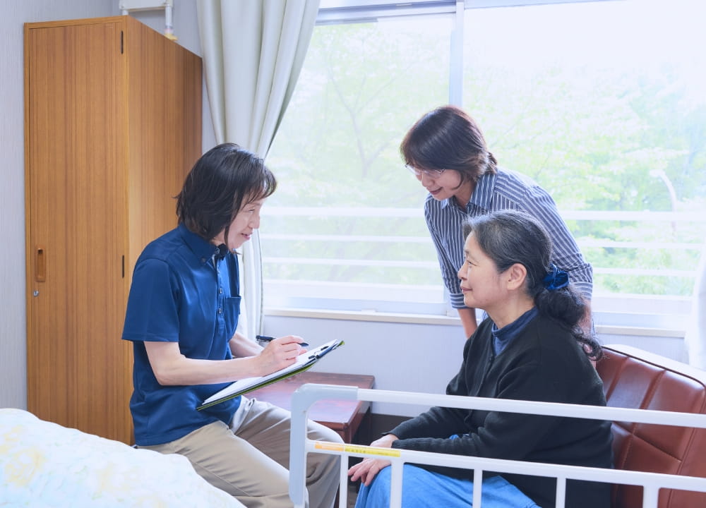 ご入所者様の状態に変化がないか定期的に確認するスタッフ
