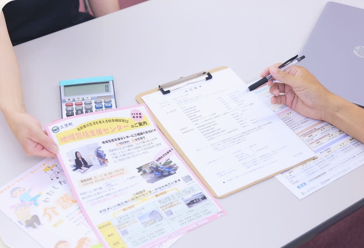 相談窓口で支援センターの案内資料を見ながら聞き取りをする様子
