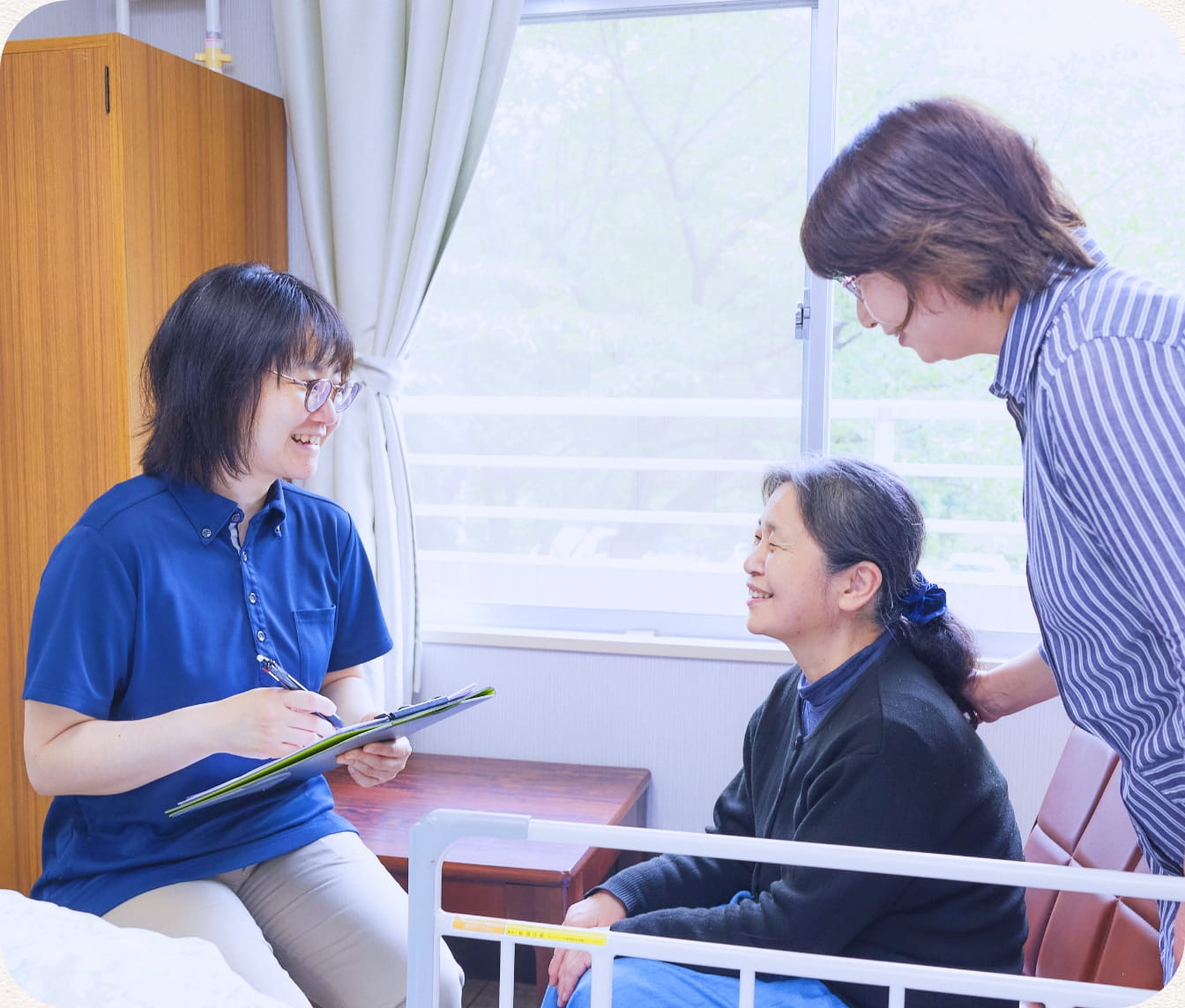 ご利用者さまと面談し、じっくり話を聞くケアマネジャー