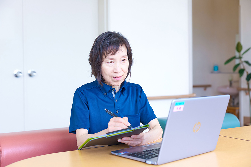 パソコンで施設サービス計画書を作成する施設ケアマネジャー