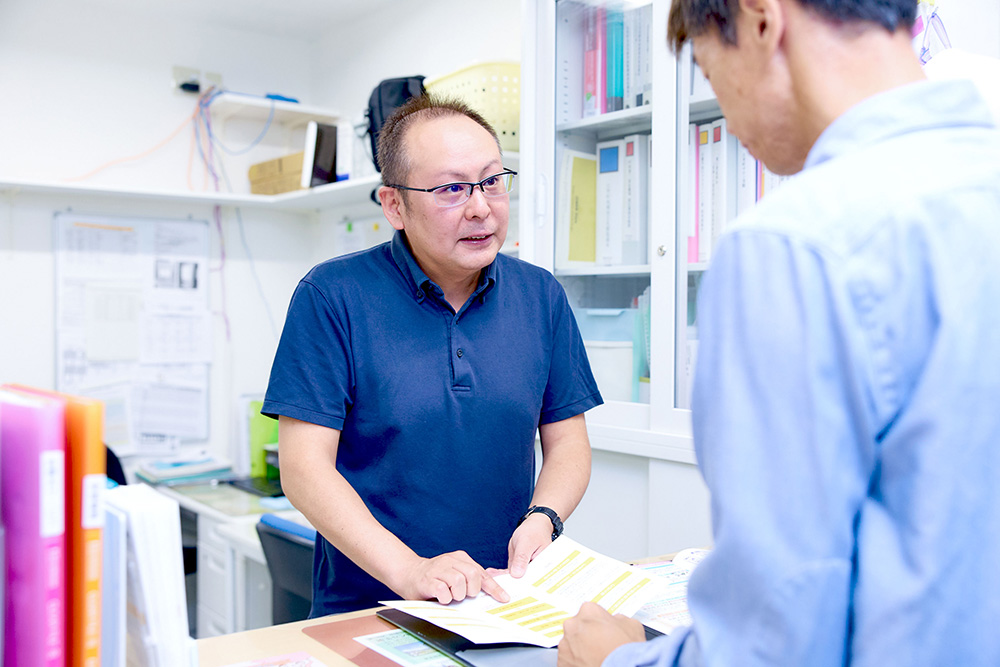 ご入所者様の状態に変化がないか定期的に確認するスタッフ