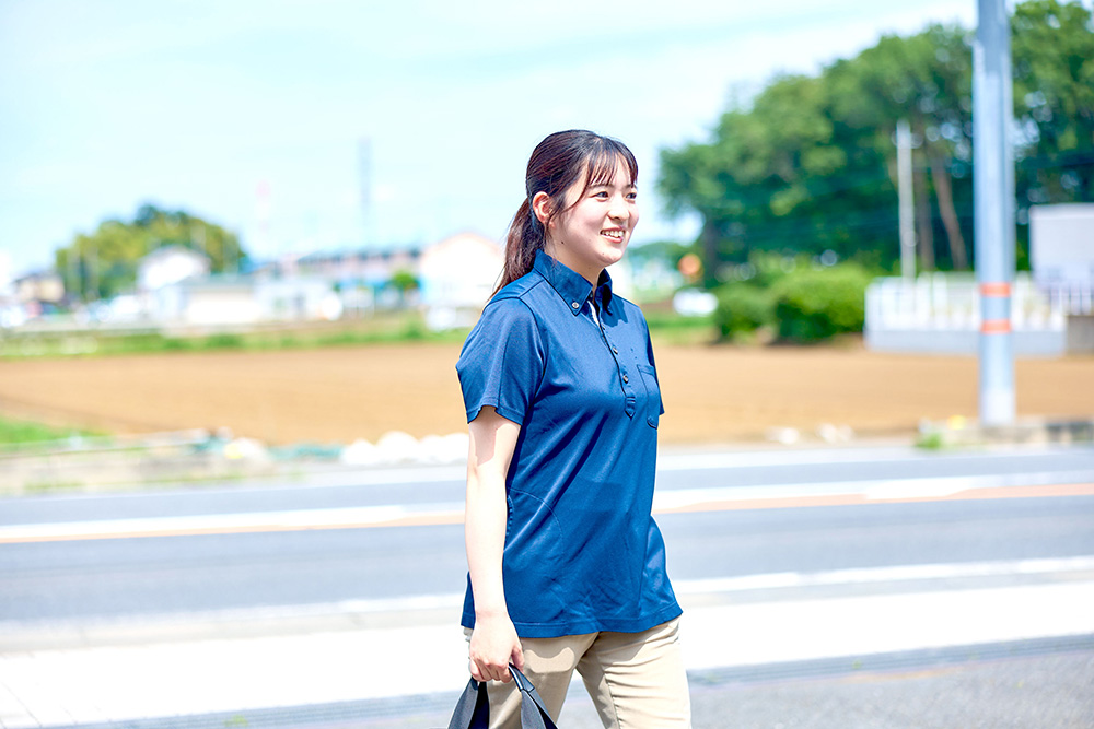 自宅訪問へ向かうため公用車に乗り込むスタッフ