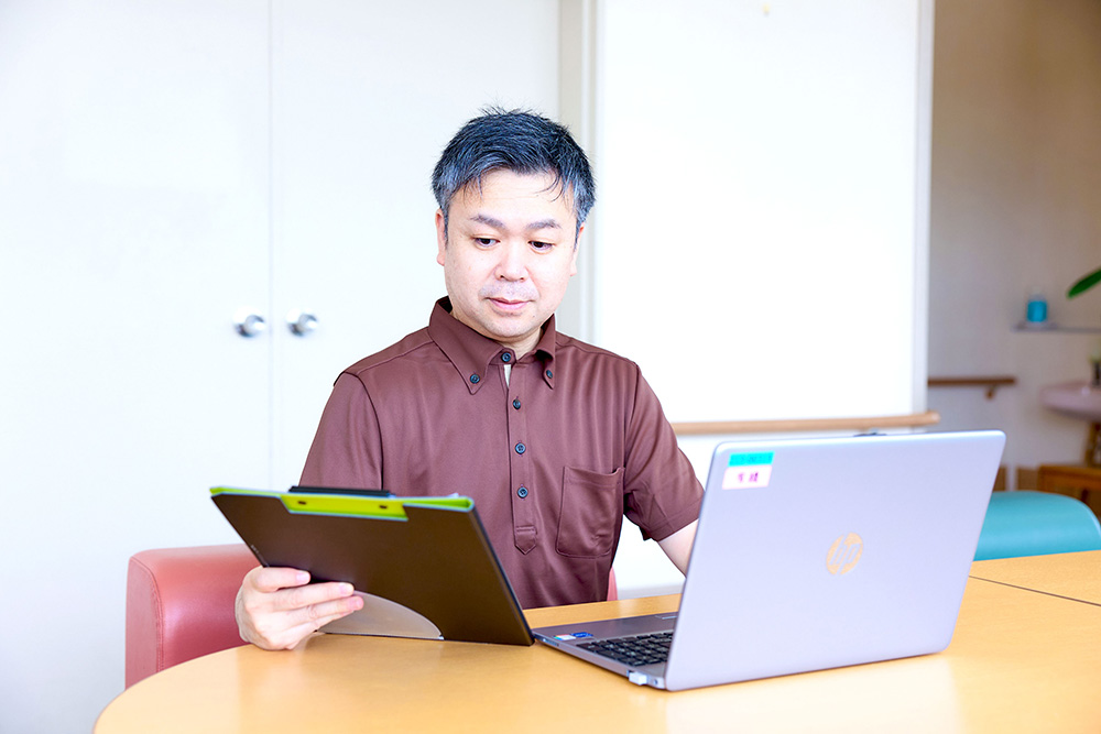 支援経過記録やケアプランの書類を作成する様子