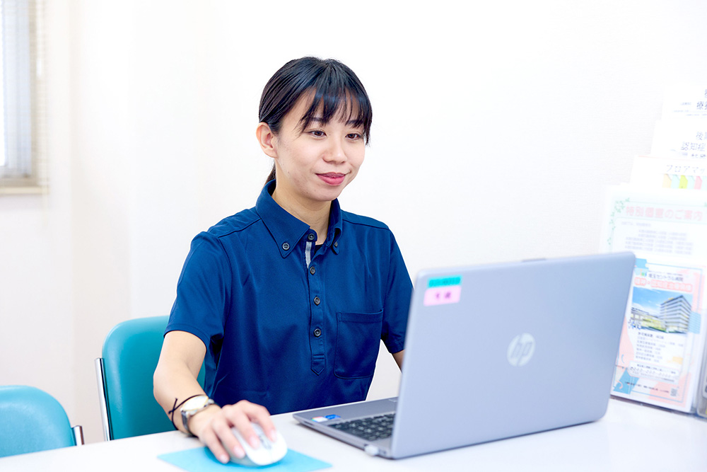 パソコンで施設サービス計画書を作成する施設ケアマネジャー