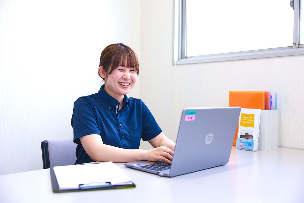 支援経過記録やケアプランの書類を作成する様子