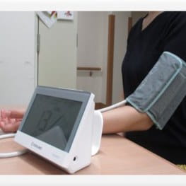 体温や血圧を測定して体調を確認する様子