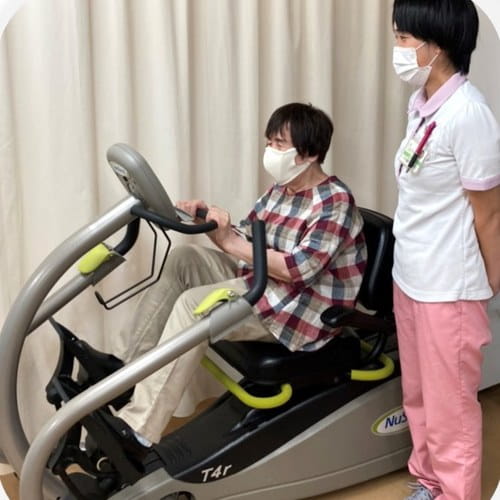 マシーンを使って自主トレーニングを行う様子