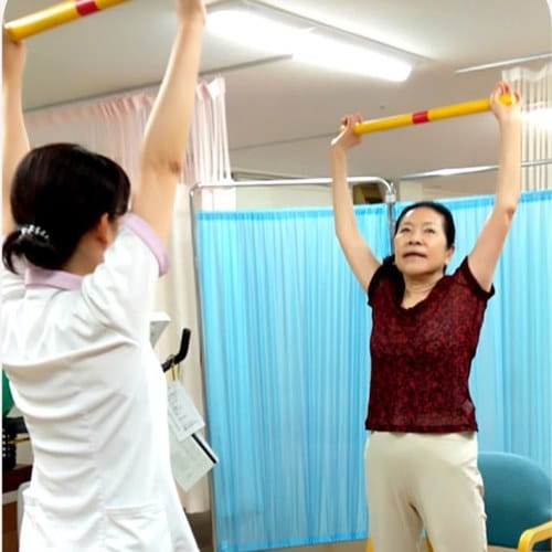 介護スタッフのサポートを受けながら運動する様子