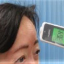 利用前に体温を測定する様子