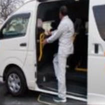 送迎車内を消毒する様子