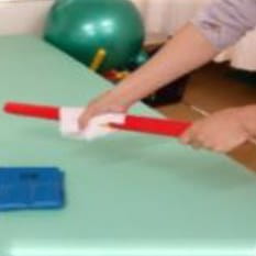 リハビリ器具を消毒する様子