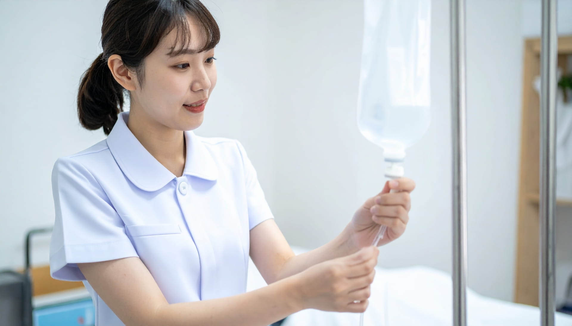 点滴の準備をする看護師