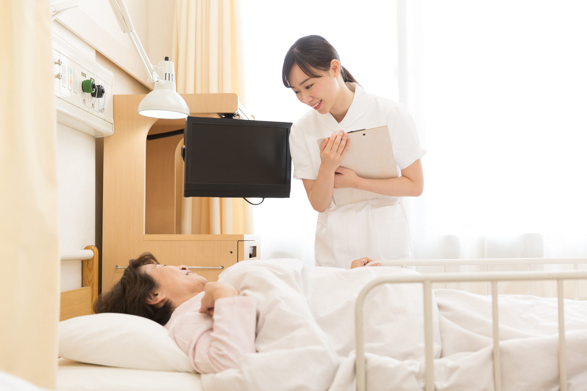 ナースステーションで記録を入力する看護師