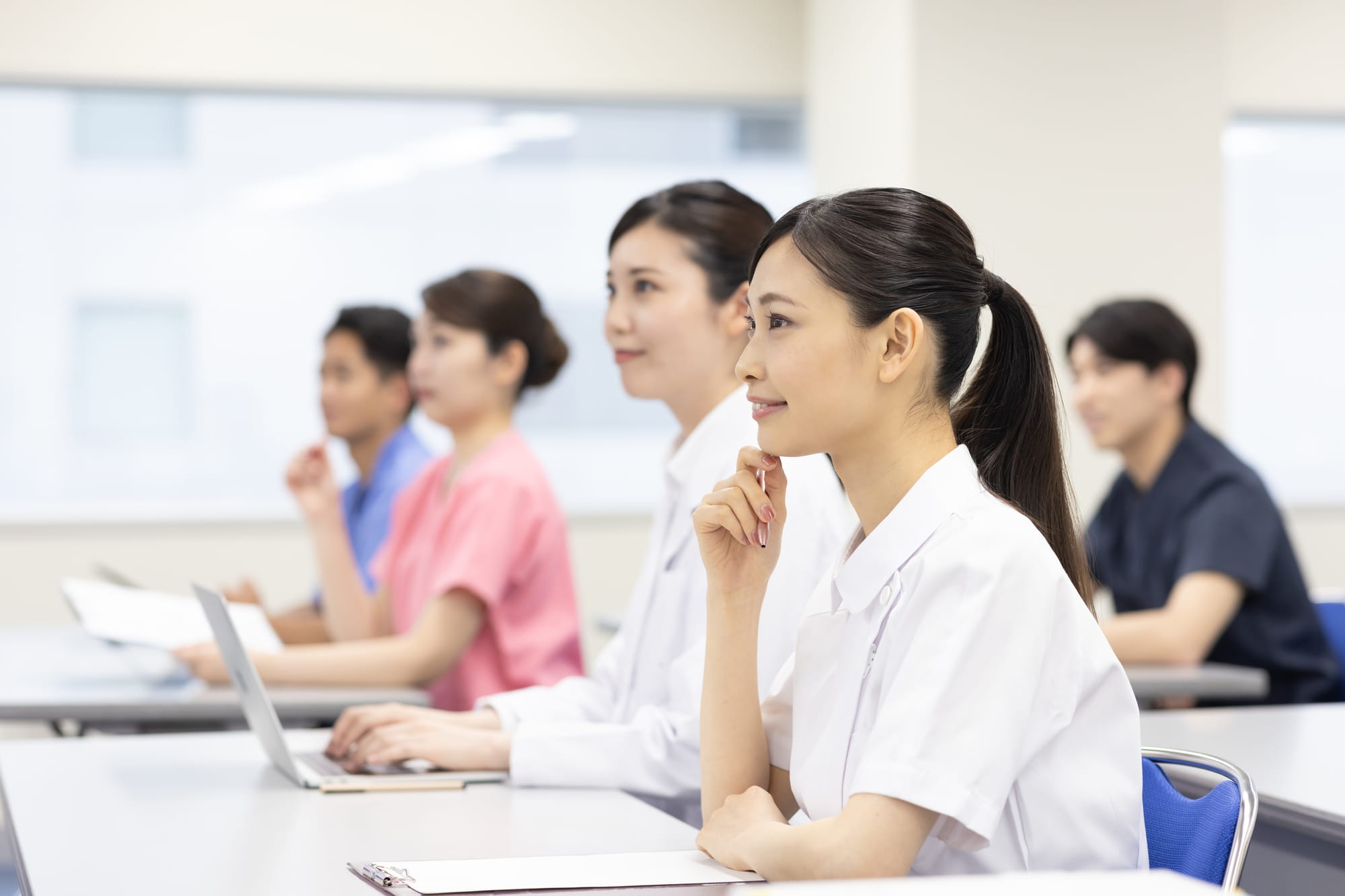 研修で講義を受ける看護師たち