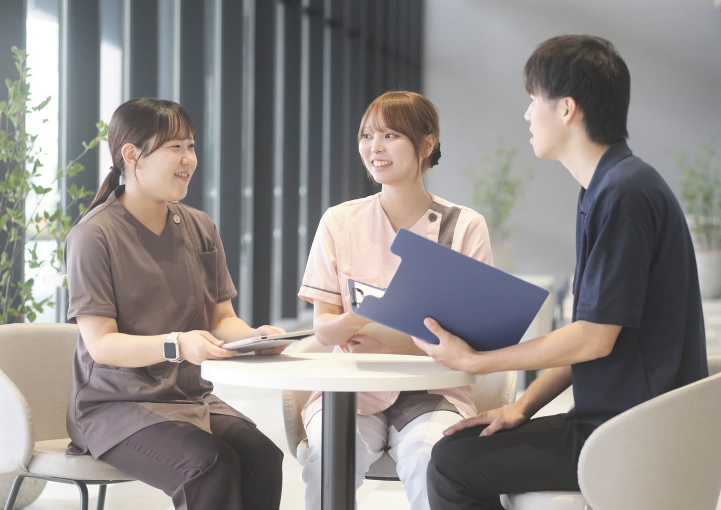 屋外で笑顔で語り合う当院のスタッフ
